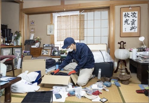 遺品整理士の男性が遺品整理をしている様子