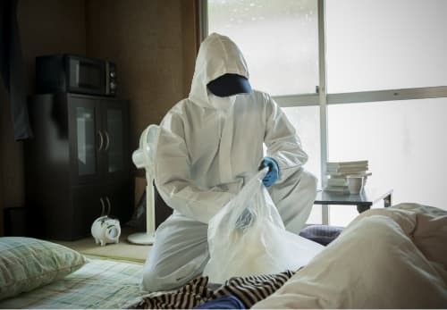 24時間365日対応で、防護服を着た作業員が特殊清掃をする様子