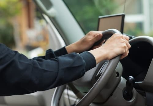 特殊清掃をするため長野県の現場へトラックを運転している様子