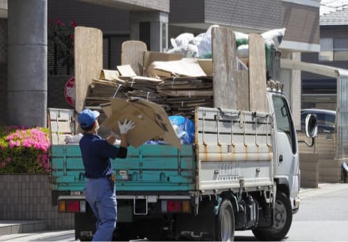 プライバリー保護のため無標識車両でごみや残置物の搬出を行う様子
