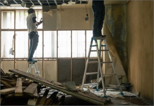 火事現場の清掃とリフォームをしている様子