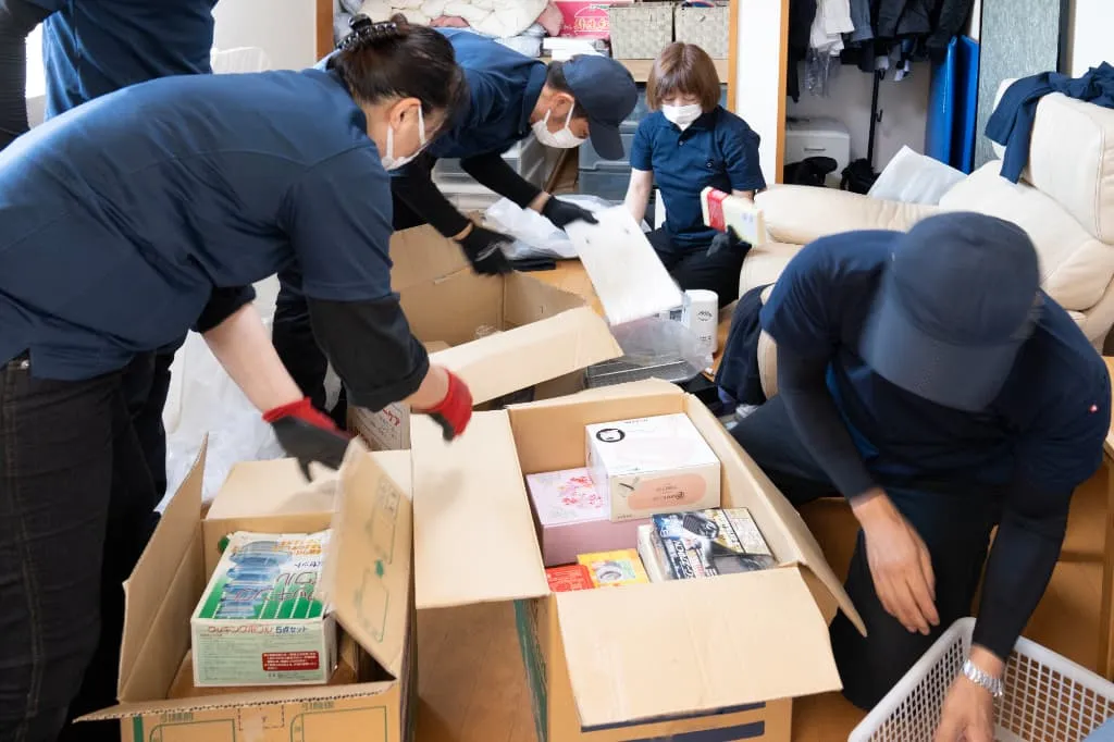 遺品整理をする作業員の様子
