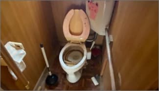 長野県松本市で行ったトイレの特殊清掃とリフォームの作業前の状況