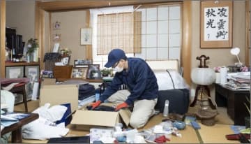 遺品整理を行う作業員の様子