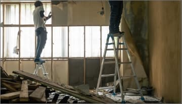 火災現場の復旧を行う作業員の様子