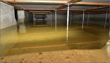 水害現場の復旧を行う作業員の様子