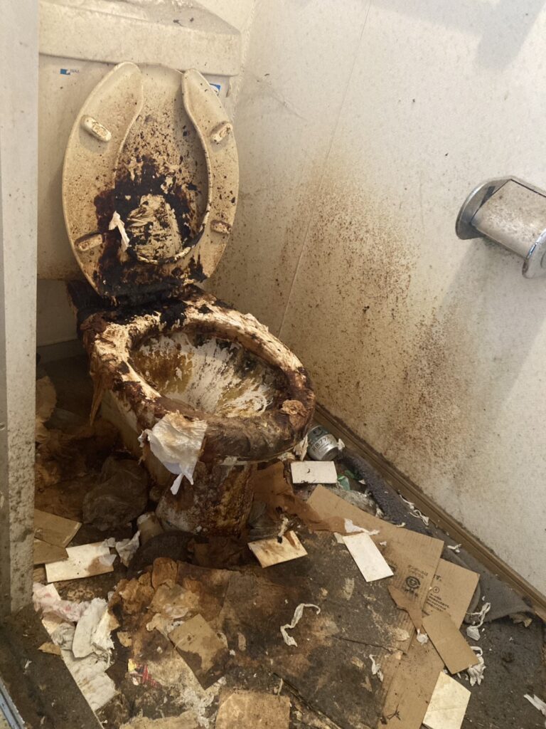 諏訪市の清掃前のトイレの様子