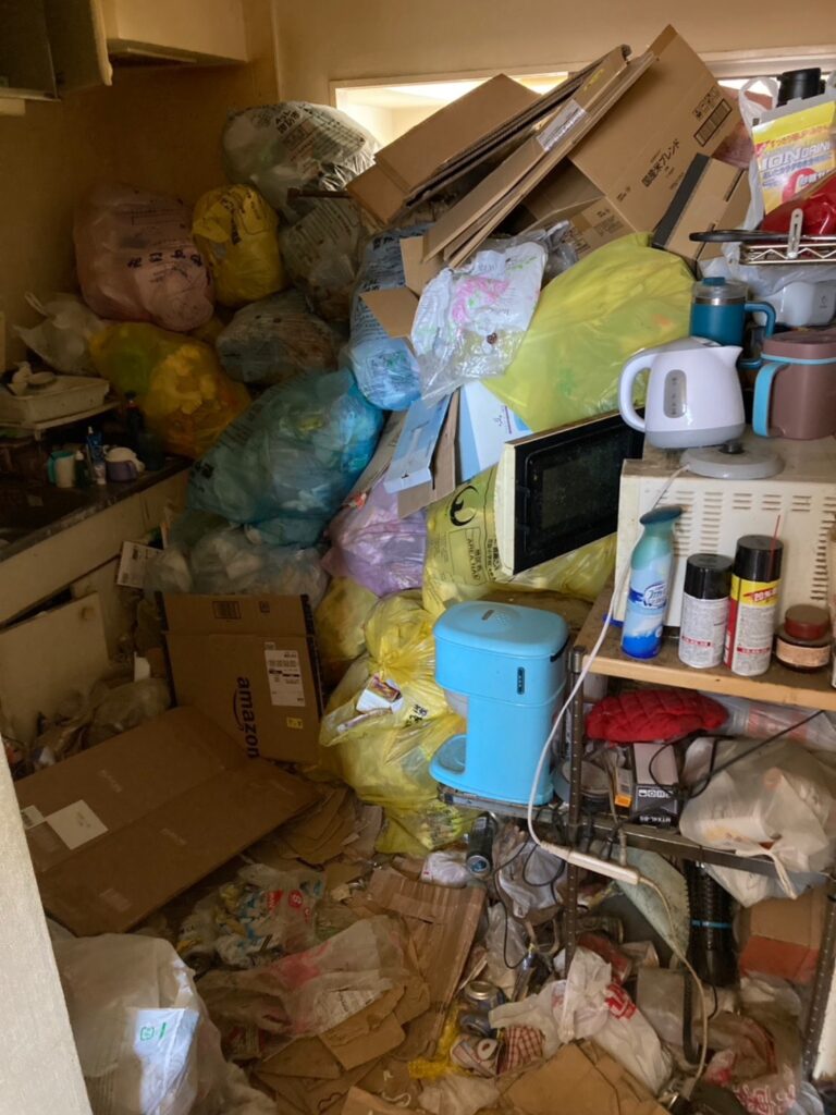 松本市の清掃前のアパートの様子