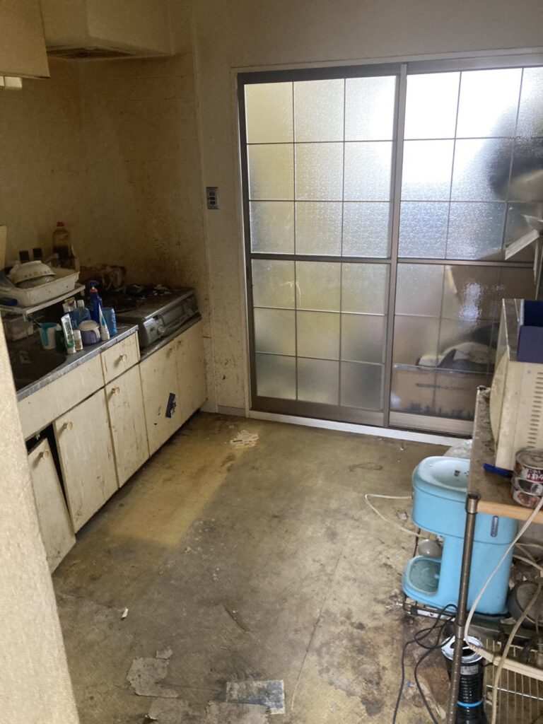 松本市のアパートのごみ撤去作業後の様子